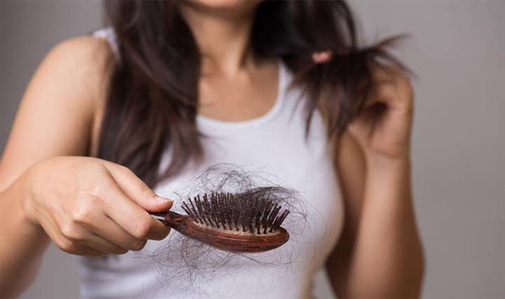 Caduta capelli in autunno: cause, rimedi e consigli